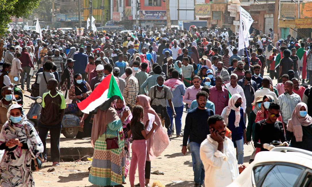 Sudaneses foram às ruas mais uma vez protestar contra os militares que tomaram o poder em outubro Foto: AFP