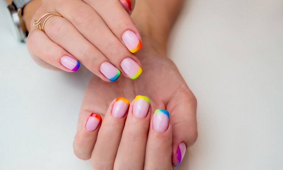 Estilo arco-íris em francesa reversa Foto: Shutterstock
