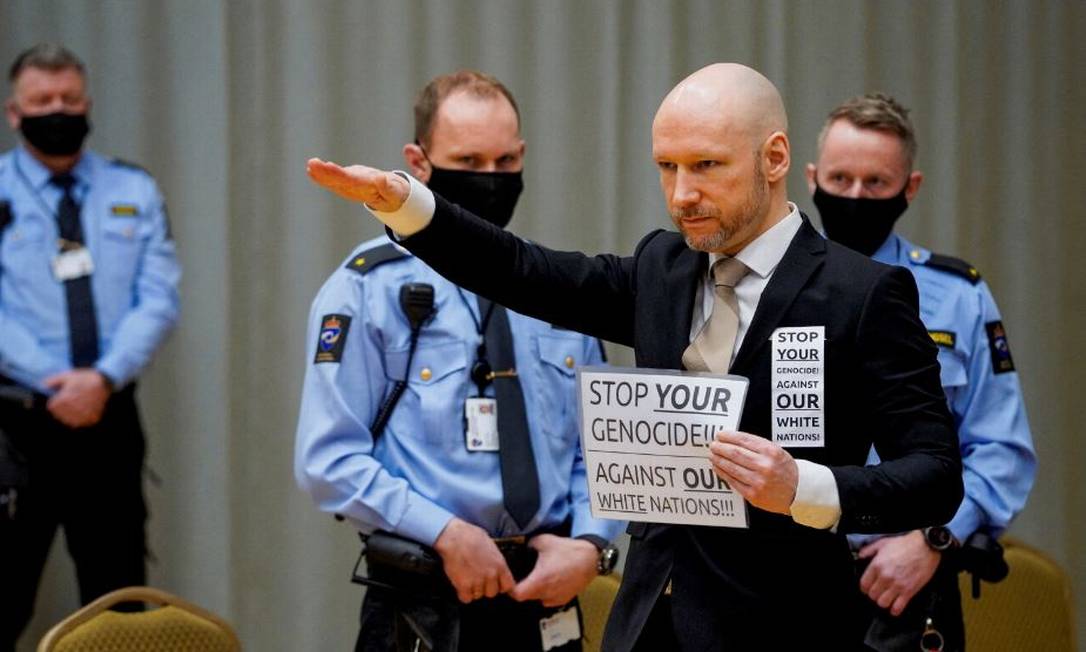 Anders Behring Breivik faz saudação nazista no primeiro dia do julgamento que examina seu pedido de liberdade condicional, no tribunal improvisado da prisão de Skien, na Noruega Foto: NTB / Reuters