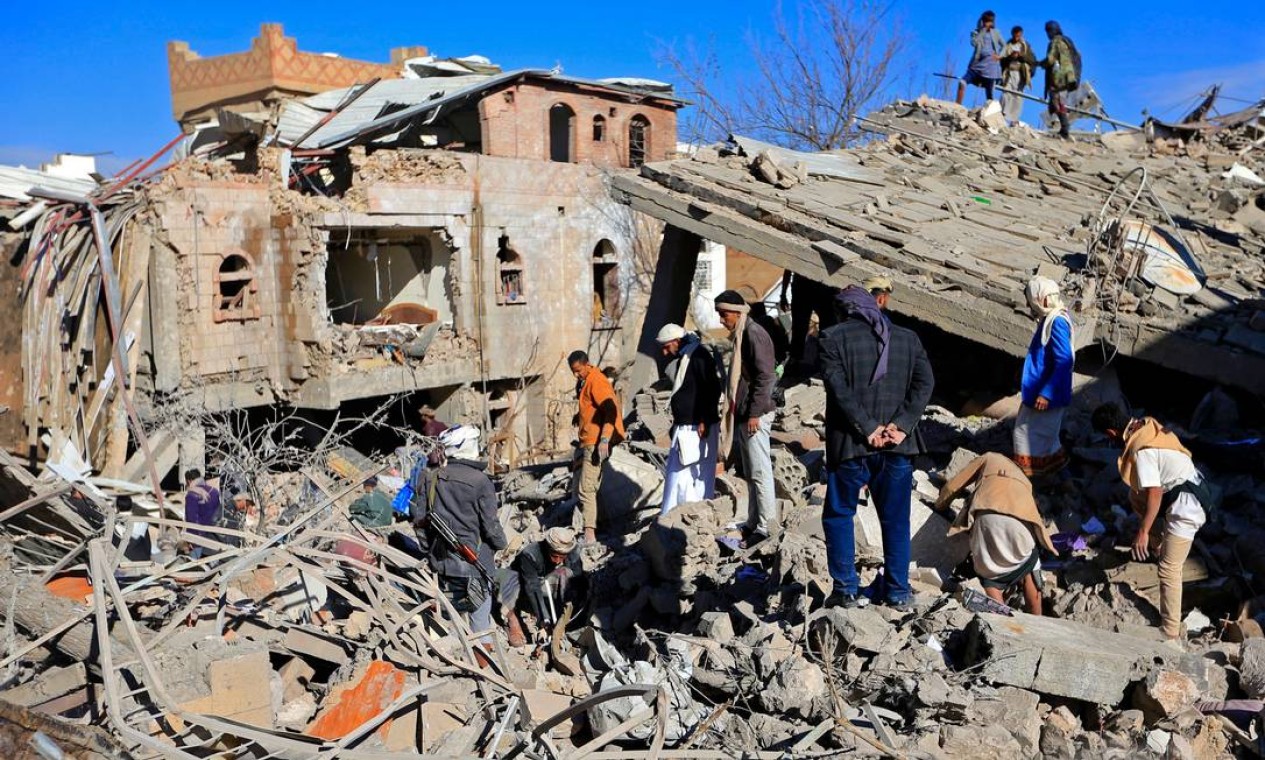 Escombros de um ataque da coligação liderada pela Arábia Saudita em Sanaa, capital do Iémen Foto: MOHAMMED HUWAIS / AFP