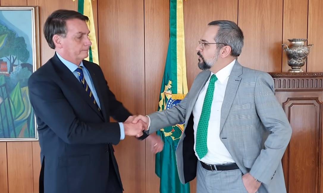 O presidente Jair Bolsonaro e Abraham Weintraub, em vídeo no qual ex-ministro anunciou sua saída do governo Foto: Reprodução/Youtube