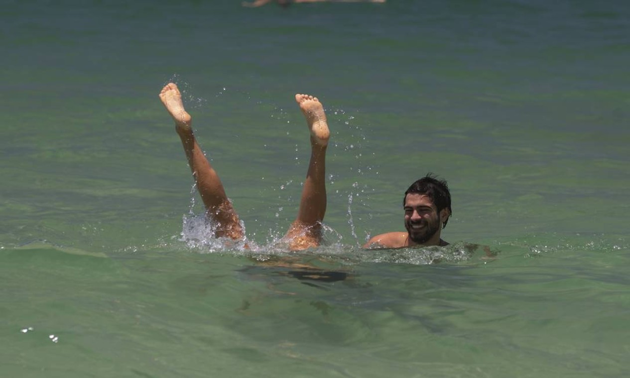 Banhistas puderam contar com água cristalina e refrescante nas praias do Rio Foto: Marcia Foletto / Agência O Globo