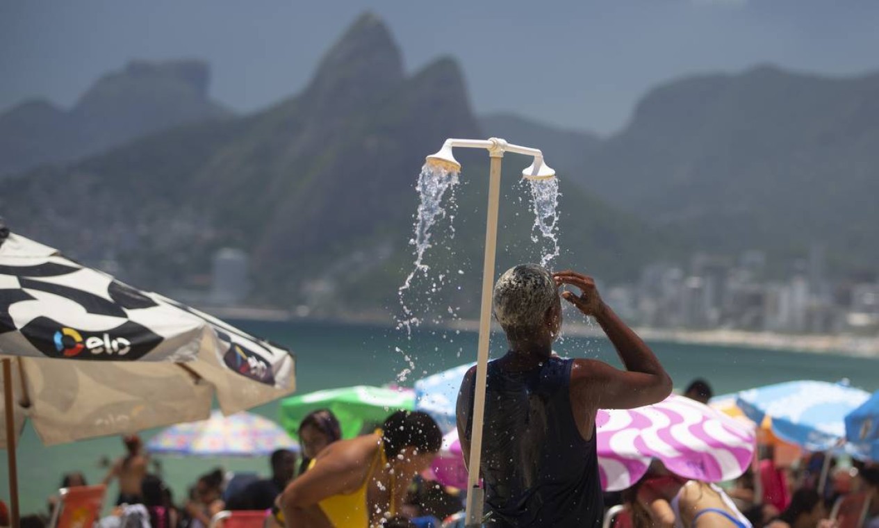 O tradicional chuveirinho na areia, na praia do Arpoador, em Ipanema, Zona Sul do Rio Foto: Marcia Foletto / Agência O Globo
