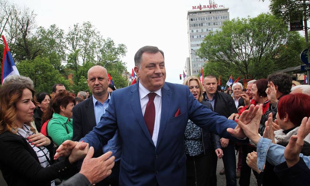 Milorad Dodik, o nacionalista sérvio que tem preocupado EUA e União Europeia, cumprimenta apoiadores em 2016 Foto: ELVIS BARUKCIC / AFP/14-05-2016