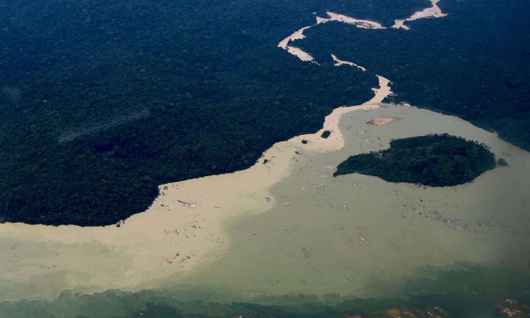 Rio Rato, um dos afluentes do Tapajós, com sedimentos oriundos do garimpo, no ano passado Foto: Divulgação / Erik Jennings