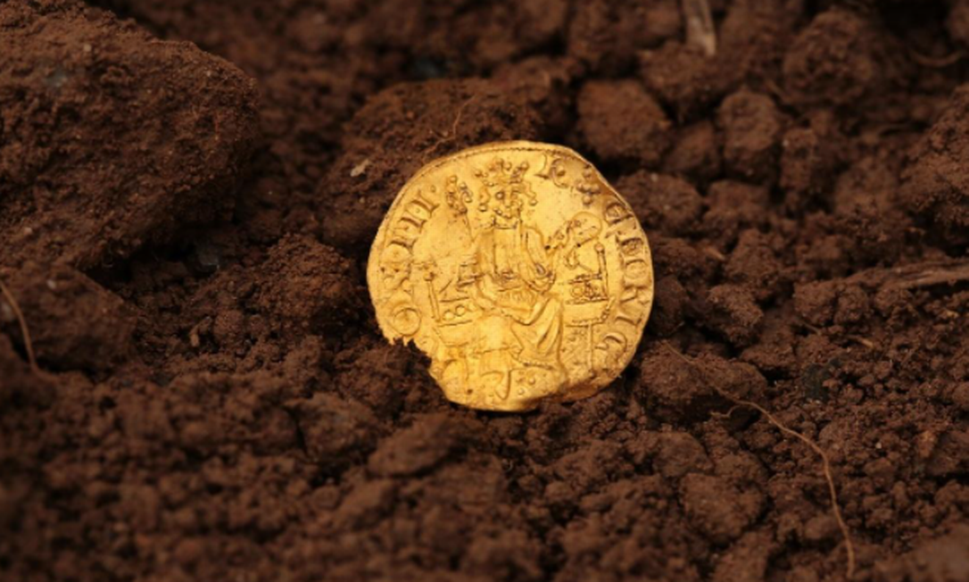 Casa de leilões irá vender rara moeda medieval encontrada por amador em Devon, na Inglaterra Foto: SPINK & SON / Divulgação