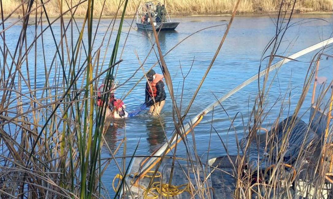 Equipe de socorristas mexicanos resgata o corpo de uma menina no Rio Grande, na fronteira com os EUA Foto: MEXICO'S NATIONAL MIGRATION INST / via REUTERS