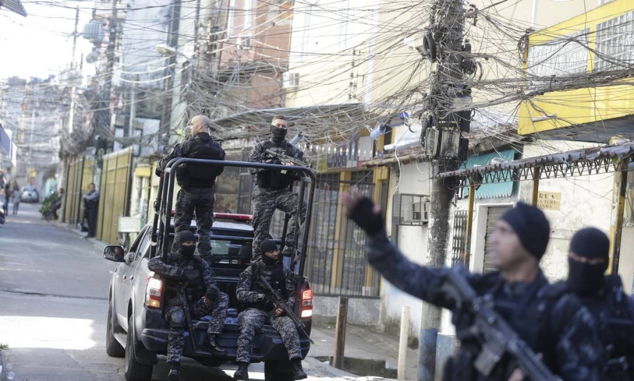 Além de dezenas de agentes, dois veículos blindados são usados, assim como outras viaturas Foto: Marcia Foletto / Agência O Globo
