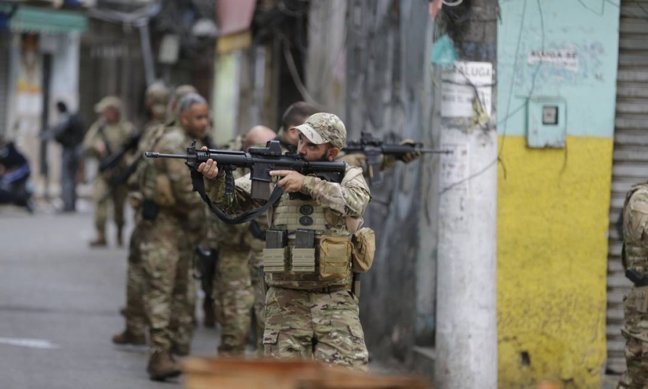 Policiais civis e militares realizam nova ação na Favela do Jacarezinho, na manhã desta quarta-feira (19) Foto: Marcia Foletto / Agência O Globo