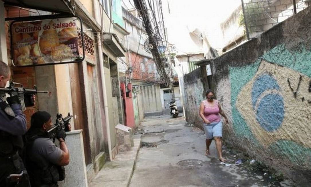 Operação Policial no Jacarezinho / Policiais armados num dos becos da favela