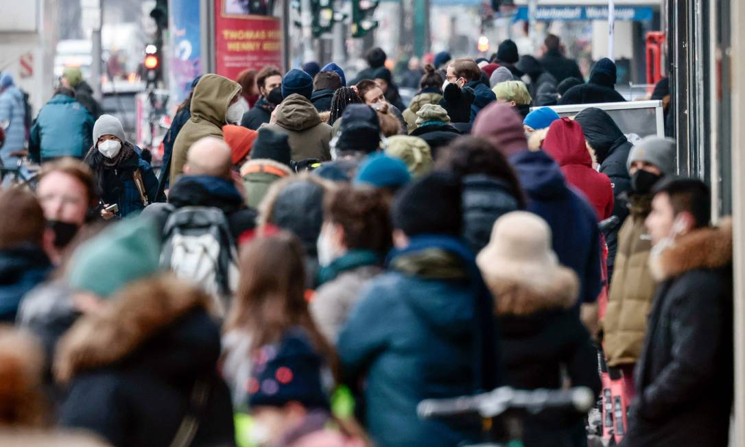 Pessoas fazem longa fila para teste de Covid em Berlim, na Alemanha Foto: HANNIBAL HANSCHKE / AFP / 14-1-2022