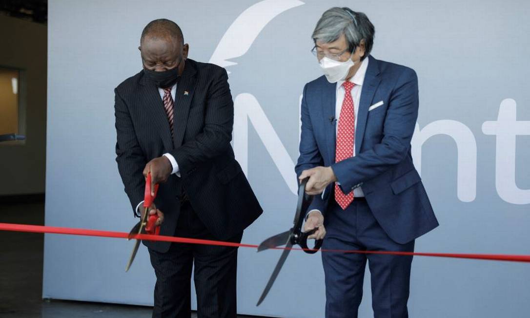 O presidente da África do Sul, Cyril Ramaphosa (esquerda), e o bilionário Patrick Soon-Shiong cortam fita para inaugurar fábrica de vacinas no país Foto: GIANLUIGI GUERCIA / AFP