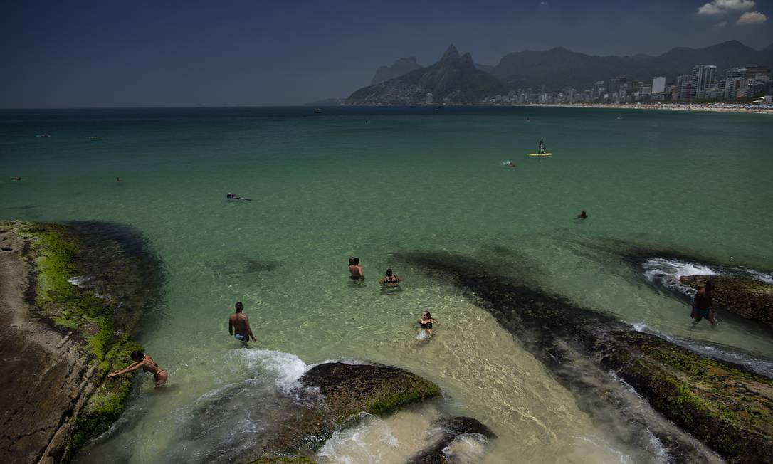 Banhistas no Arpoador, durante o verão na cidade do Rio de Janeiro Foto: Marcia Foletto / Agência O Globo