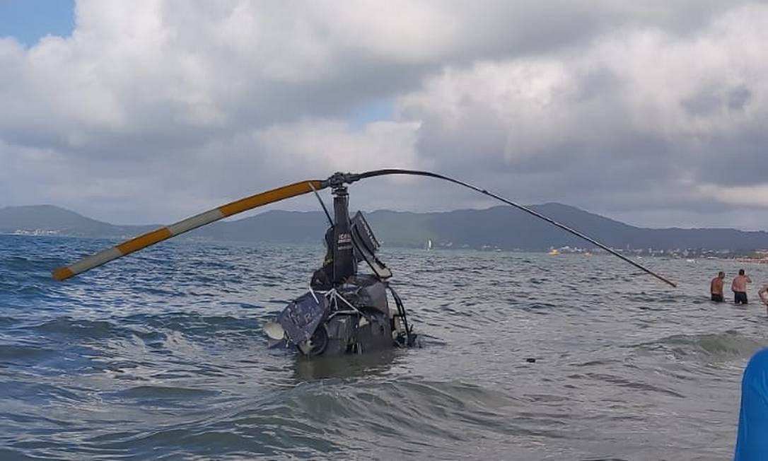 Helicóptero cai em praia de Florianópolis Foto: Reprodução