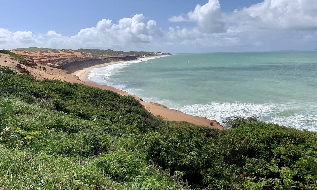 As falésias da deserta Praia de Sibaúma, onde se pode até observar tartarugas-marinhas que aparecem na maré cheia Foto: Carla Lencastre