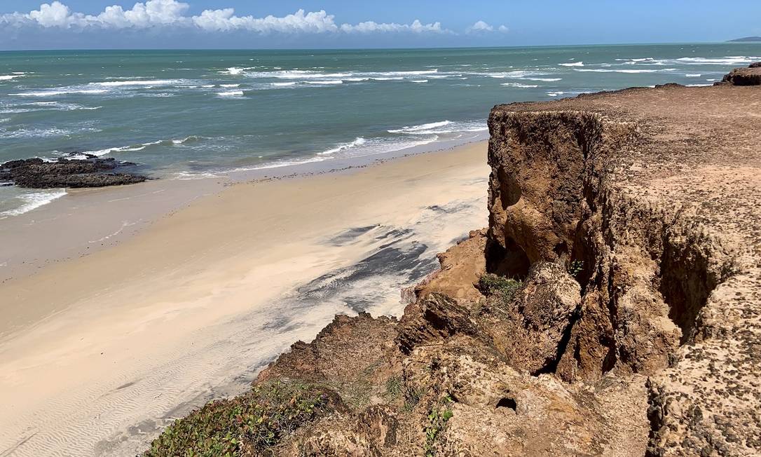 As falésias da deserta Praia de Sibaúma, onde se pode até observar tartarugas-marinhas que aparecem na maré cheiaCarla Lencastre Foto: Carla Lencastre