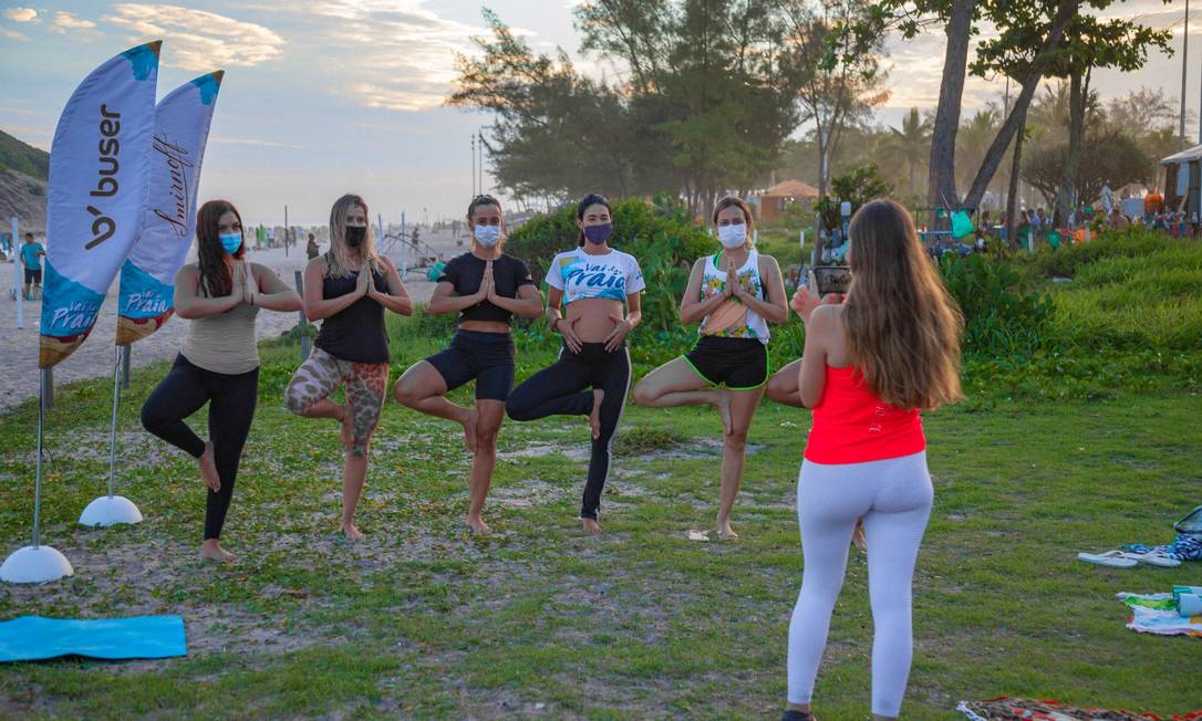 Relaxante: sessão de ioga promovida semana passada pelo projeto Vai dar Praia no Recreio, perto do Pontal Foto: Divulgação