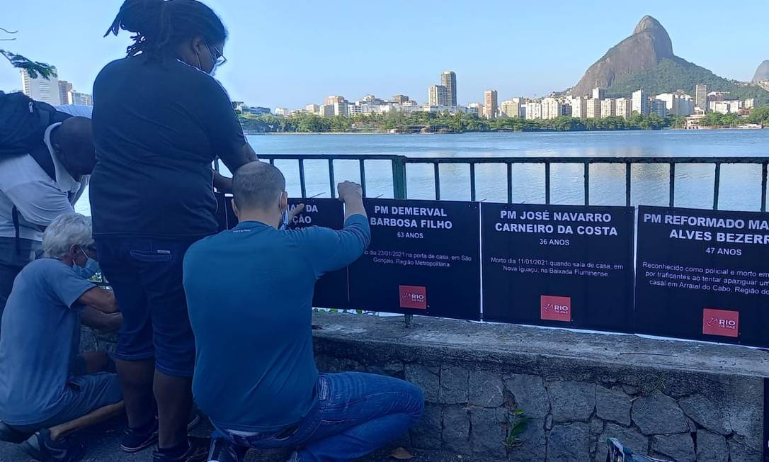 Voluntário da ONG Rio de Paz recolocam placas em homenagem a vítimas de violência Foto: Divulgação/ONG Rio de Paz
