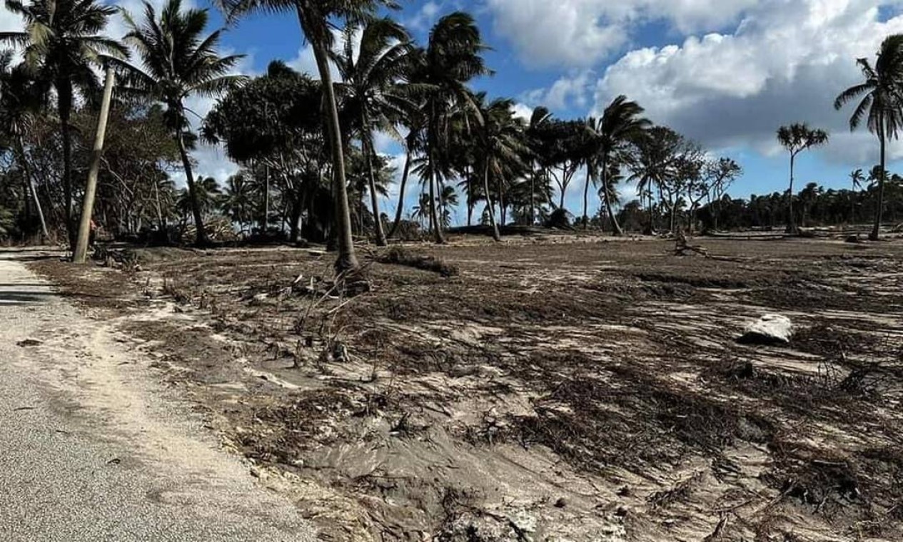 Prais e áreas verdes foram destruídas em Tonga Foto: Reprodução/ConsulateKoT