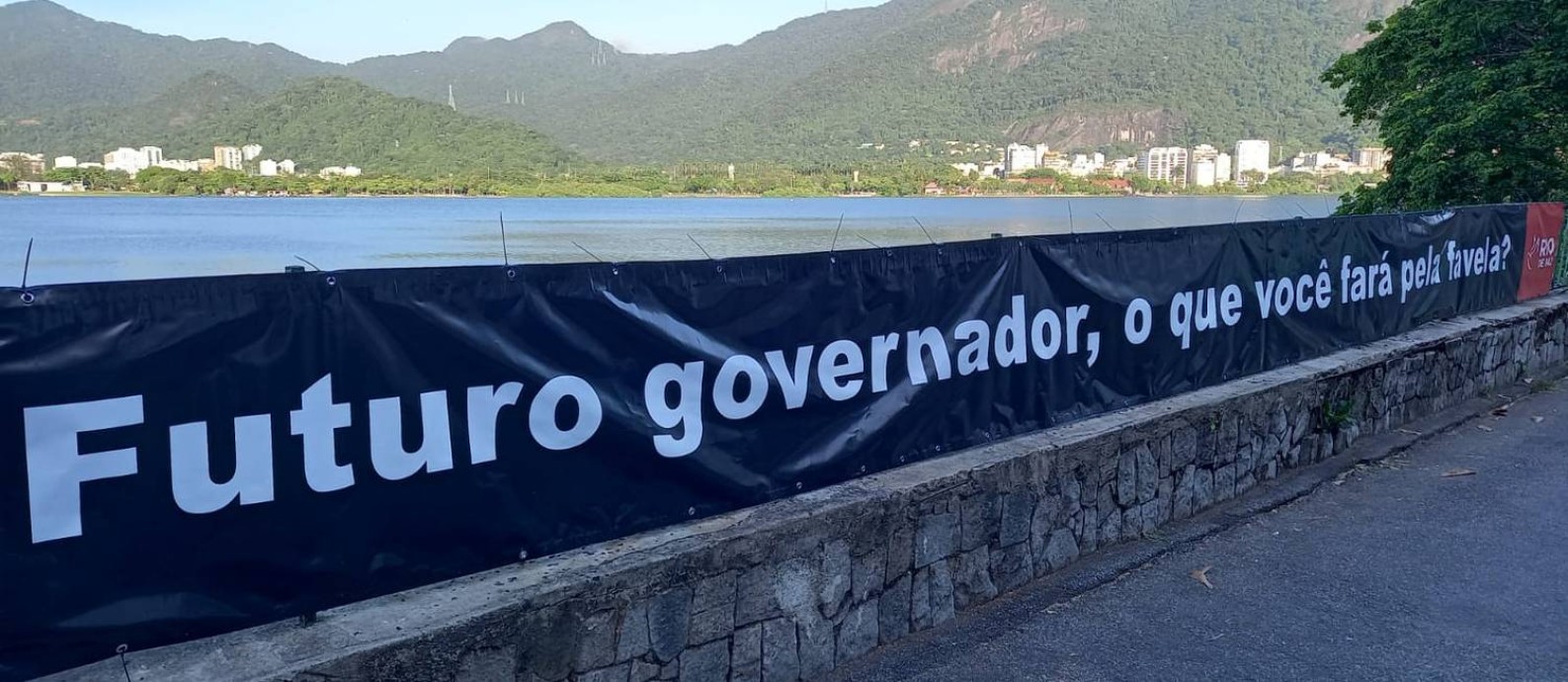Em ano eleitoral, faixa da ONG Rio de Paz questiona sobre planos de futuro governador do Rio para as favelas Foto: Divulgação/ONG Rio de Paz