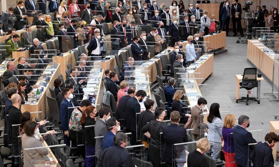 Parlamento austríaco durante votação de projeto de lei que torna vacinação obrigatória no país Foto: ROLAND SCHLAGER / AFP