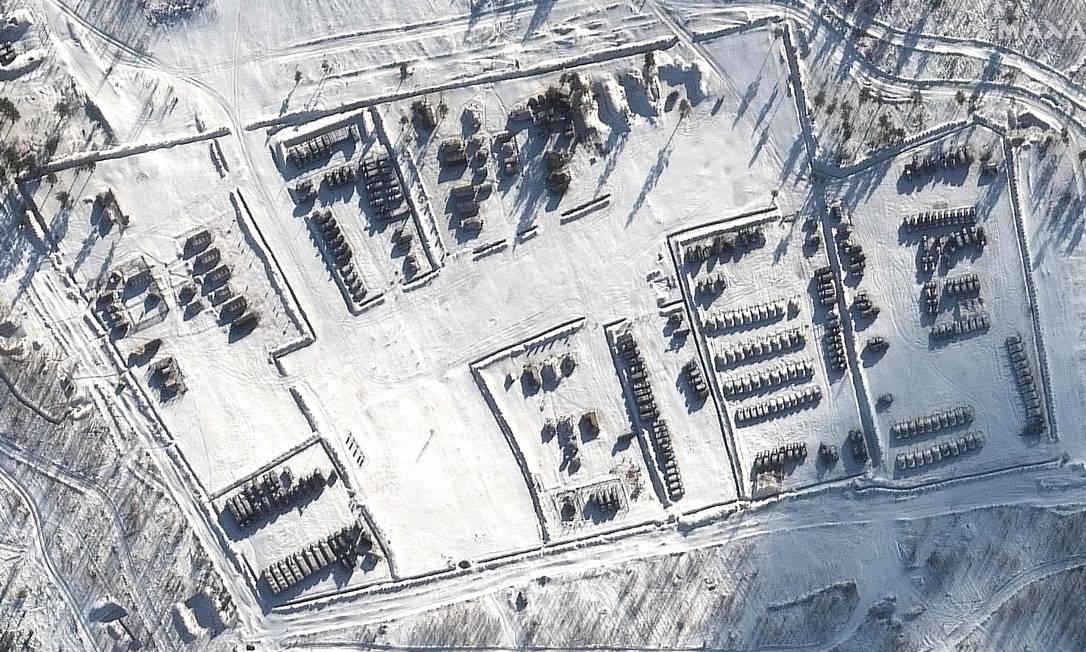 Imagem de satélite mostra acampamento militar ao lado de veículos blindados em área de treinamento de Pogonov, na região de Voronezh Foto: - / AFP