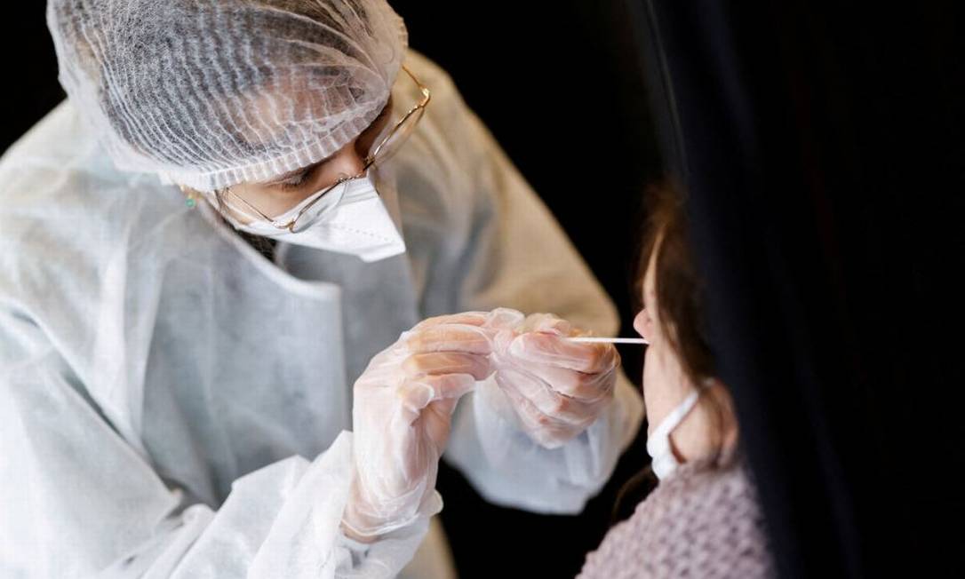 Profissional de saúde realiza teste de Covid-19 em paciente na cidade de Nantes, na França Foto: STEPHANE MAHE / Reuters
