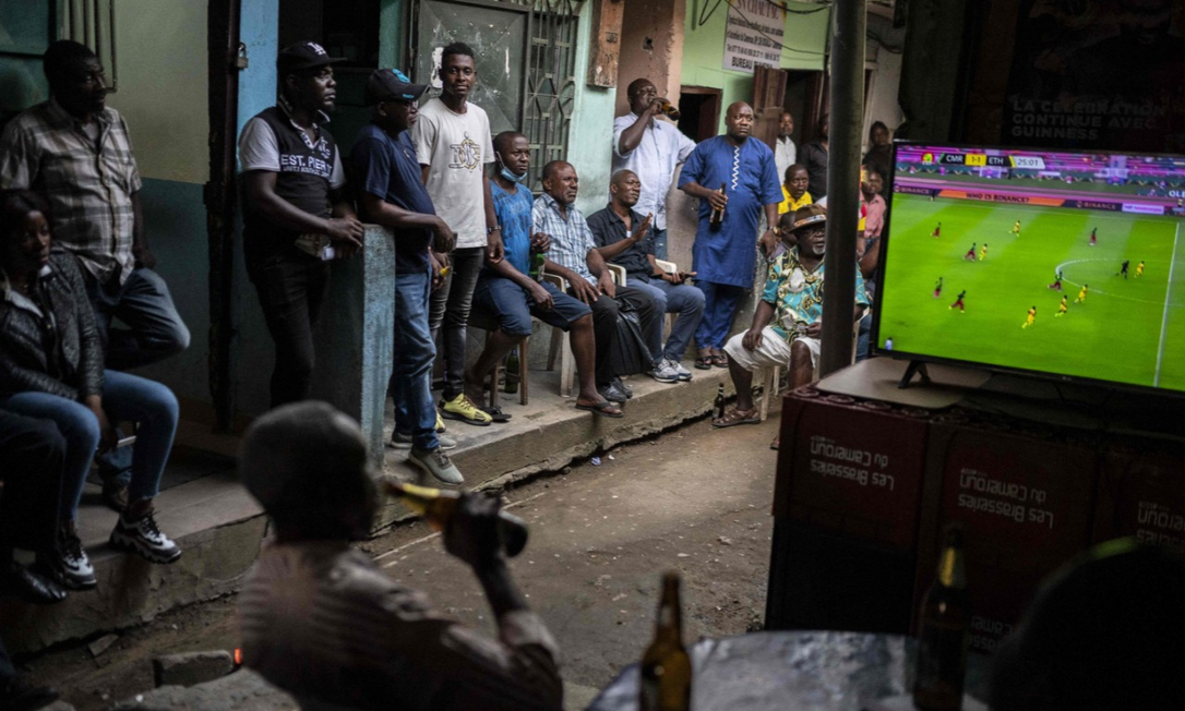 Assistindo de longe. Torcedores camaroneses assistem ao confronto entre Camarões e Etiópia, pela primeira fase da Copa Africana de Nações: apesar dos astros, clubes locais se beneficiam pouco Foto: Charly Triballeu 