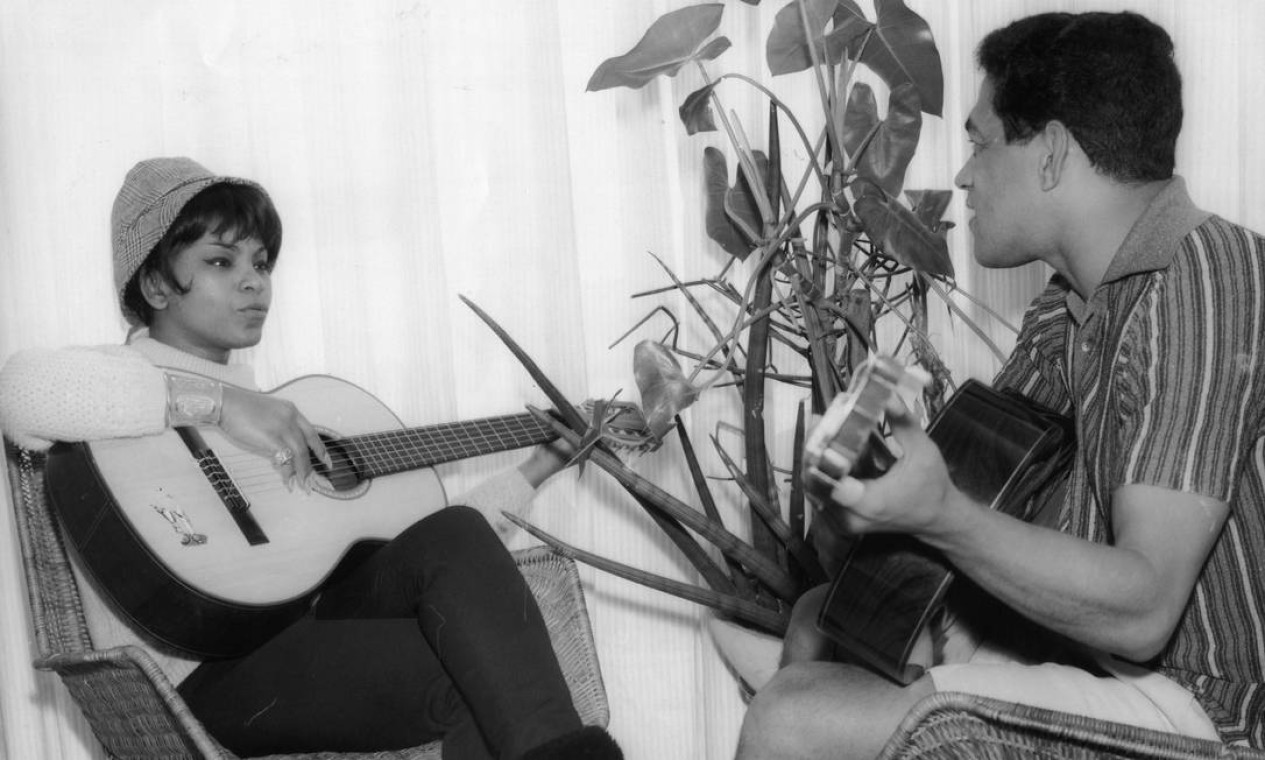 Elza Soares e Garrincha em 1966 Foto: Mario Coelho Filho / Agência O Globo