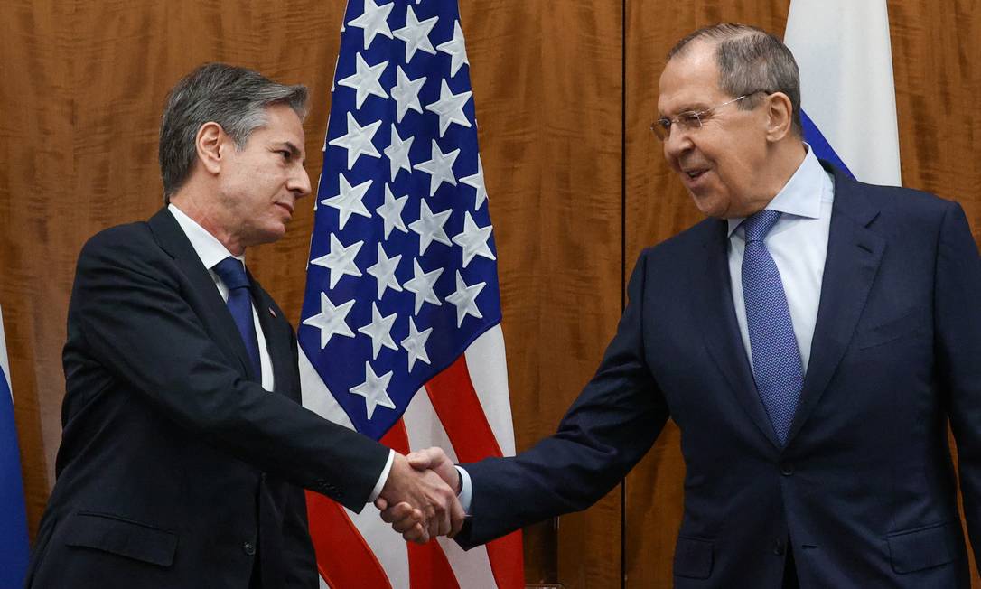 Secretário de Estado dos EUA, Antony Blinken(E), cumprimenta o chanceler russo,Sergei Lavrov, antes de reunião bilateral em Genebra Foto: RUSSIAN FOREIGN MINISTRY / via REUTERS