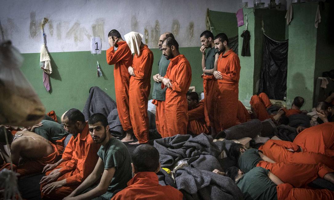 Suspeitos de serem afiliados ao Estado Islâmico em prisão em Hasakah, na Síria Foto: FADEL SENNA / AFP / 26-10-2019