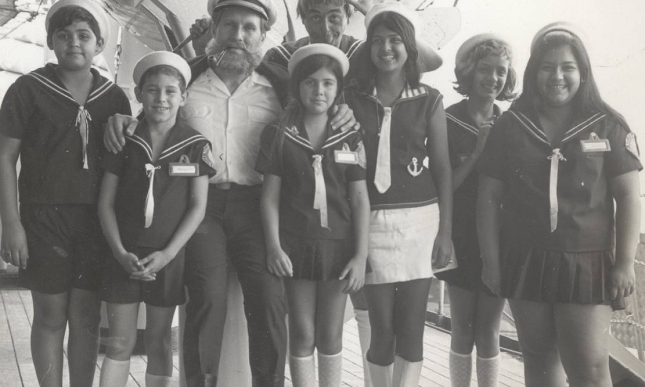 Elenco de "Capitão Furacão", em 1968: Elizangela, (de botas brancas) com Pietro Mario (de barba e cachimbo) Foto: Arquivo