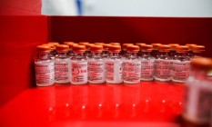 Frascos de vacinas da CoronaVac contra Covid-19 são vistas em laboratório na Algéria Foto: RAMZI BOUDINA / REUTERS/29-09-2021