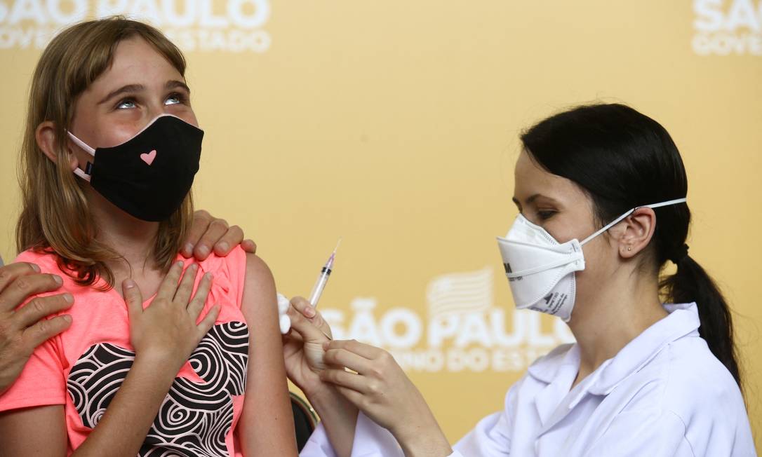 Menina de 10 anos é vacinada contra Covid-19 em São Paulo Foto: CARLA CARNIEL / REUTERS/20-01-2021
