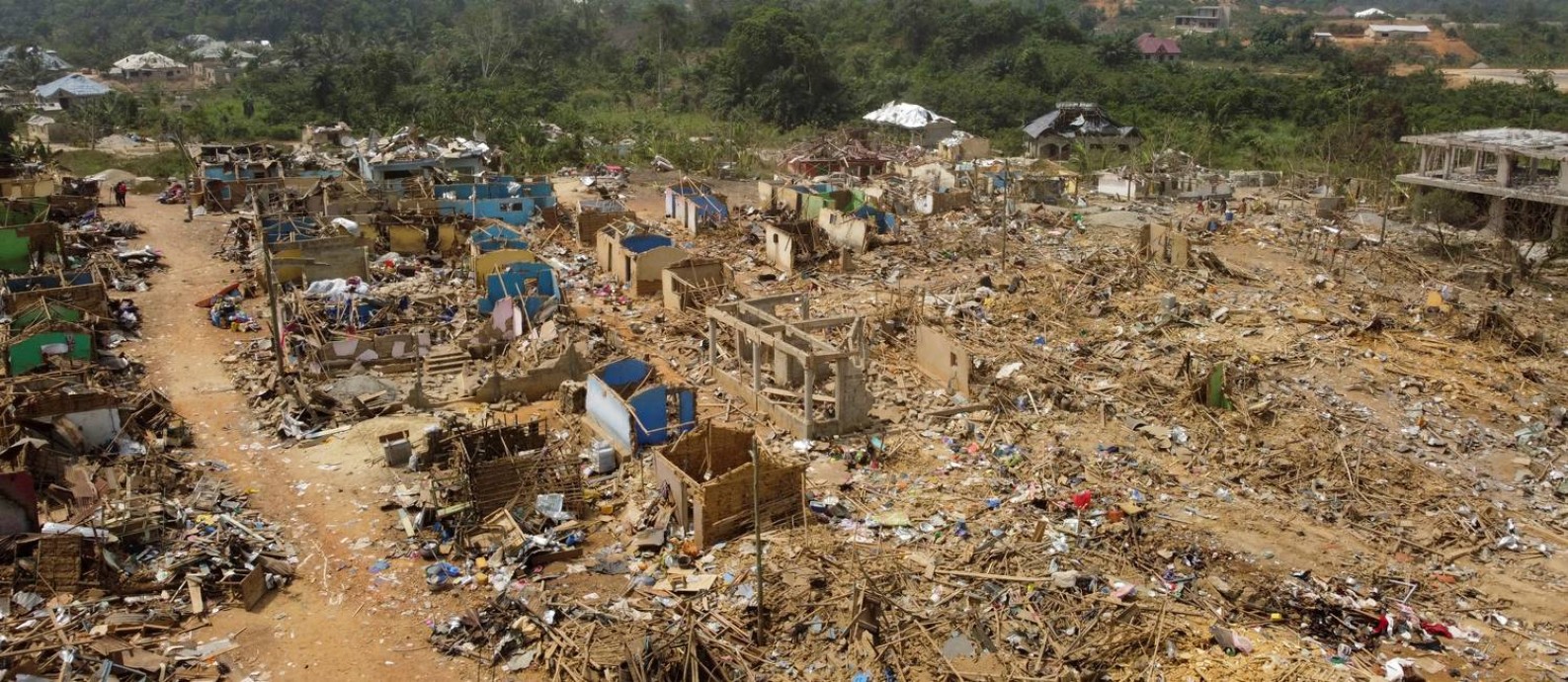 Imagem aérea mostra casas destruídas após a explosão de um caminhão em uma comunidade rural em Gana Foto: Cooper Inven / Reuters