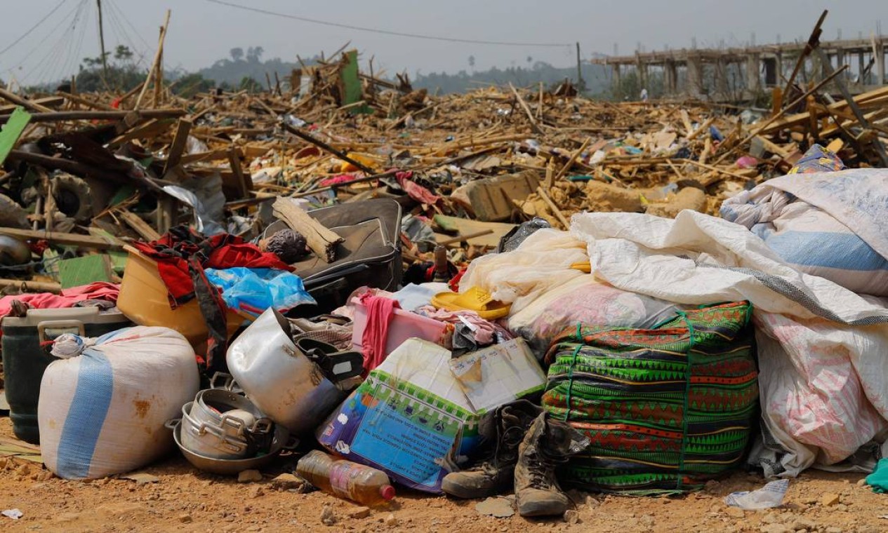 Pertences de moradores cujas casas foram destruídas após a explosão Foto: VERA ACQUAH / AFP