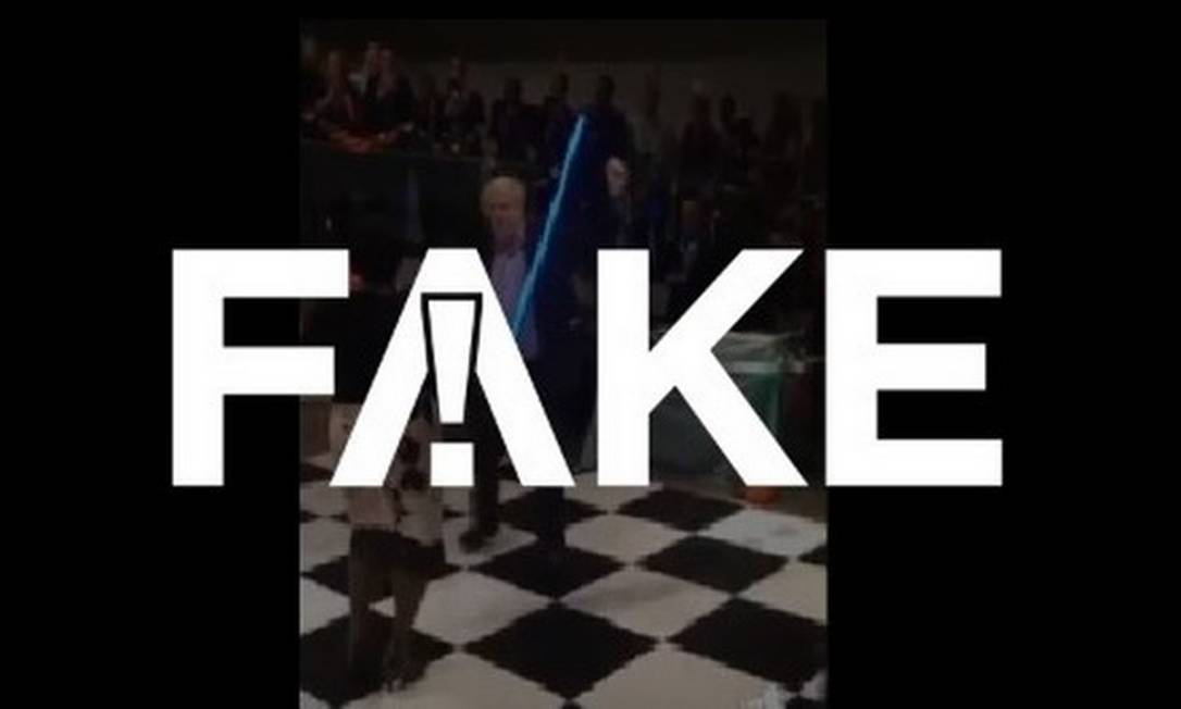 É #FAKE que vídeo em que Boris Johnson dança com mulher com sabre de luz foi gravado durante a pandemia Foto: Reprodução
