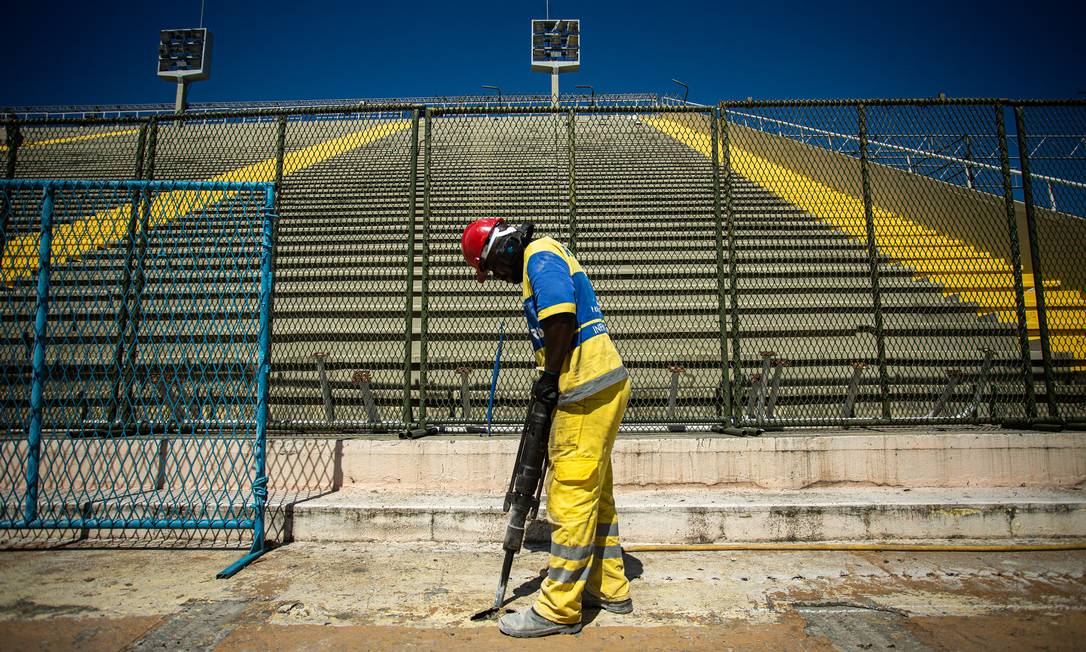 Operário realiza trabalhos na pista próxima ao Setor 1 da Marquês de Sapucaí: Sambódromo do Rio passa por reformas nos preparativos para os desfiles Foto: Hermes de Paula / Agência O Globo