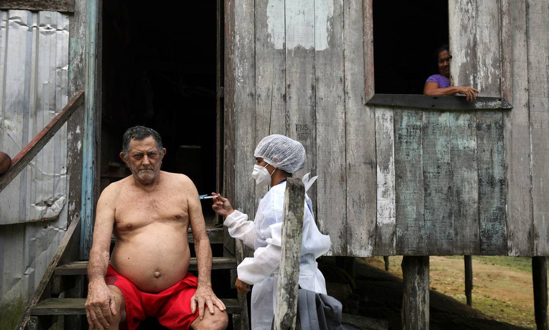 Ribeirinho às margens do rio Solimões, no Amazonas. Localidades de difícil acesso ainda têm cobertura vacinal reduzida Foto: BRUNO KELLY / Reuters