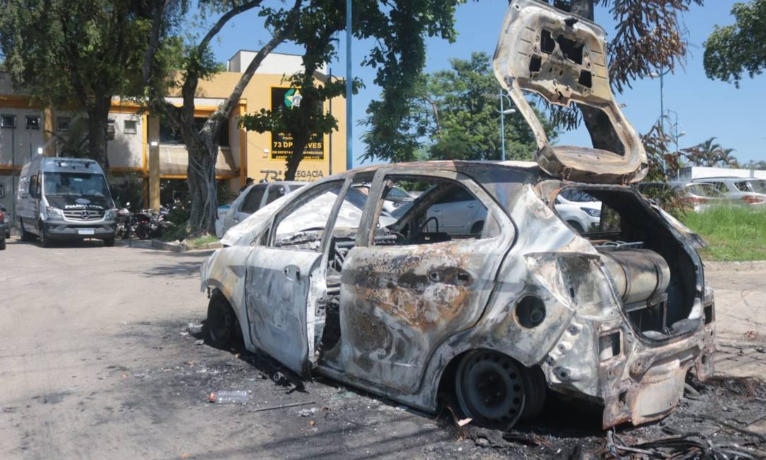 Mulher é presa após atear fogo no carro do companheiro em São Gonçalo Foto: Reprodução
