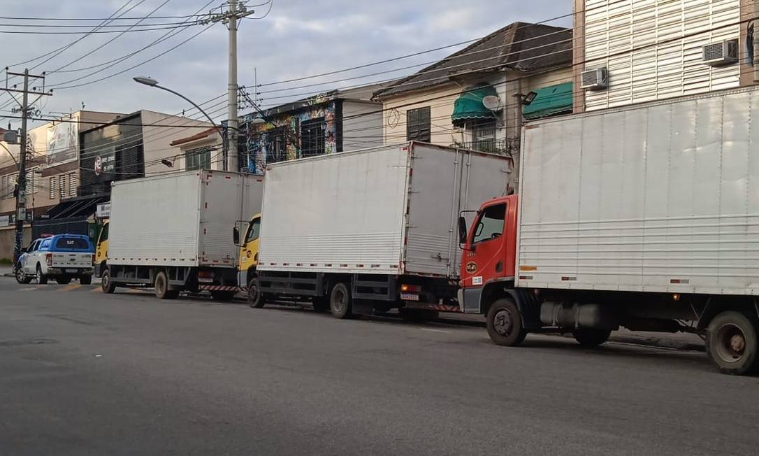 Caminhões alvo da ação de bandidos Foto: Divulgação/PMERJ