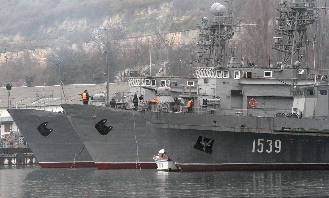 Navios militares russos ancorados no porto de Sebastopol, na Crimeia Foto: STRINGER / Reuters