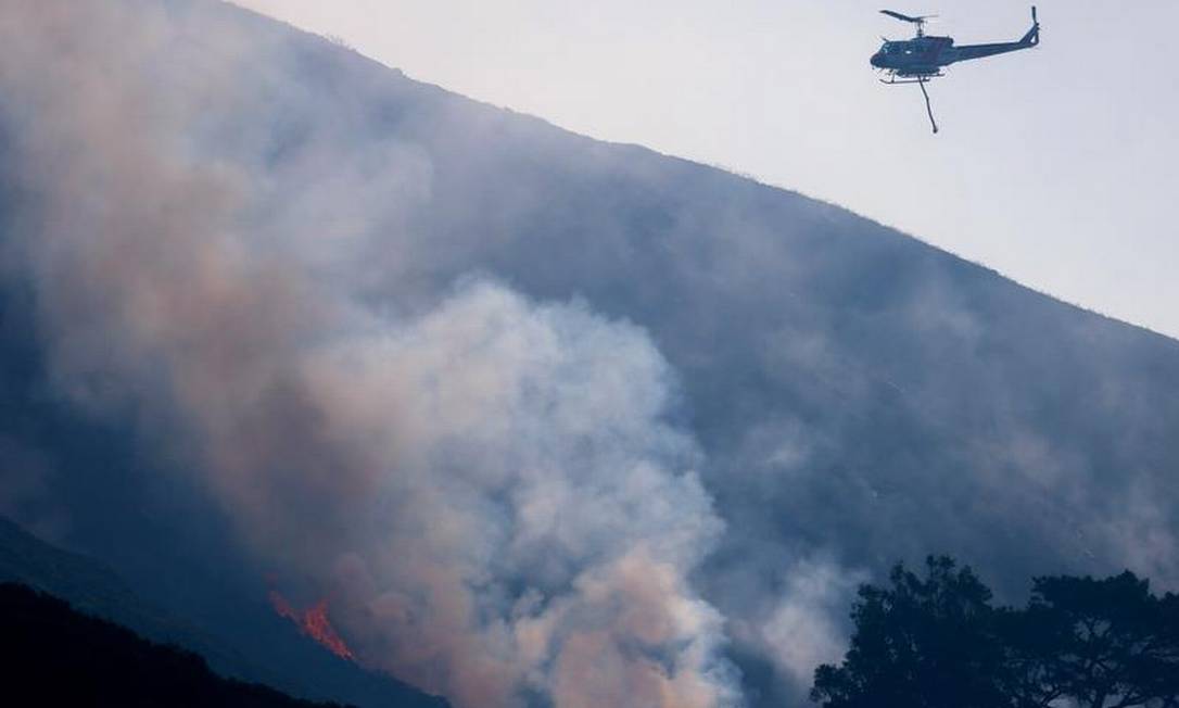 Helicóptero sobrevoa enquanto o Colorado Fire queima perto de Big Sur, Califórnia, EUA Foto: Reuters