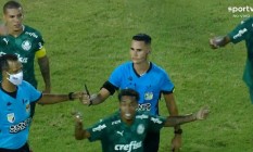 Arbitragem recolhe uma faca atirada no campo durante a semifinal entre São Paulo e Palmeiras da Copinha, na Arena Barueri Foto: Reprodução da TV