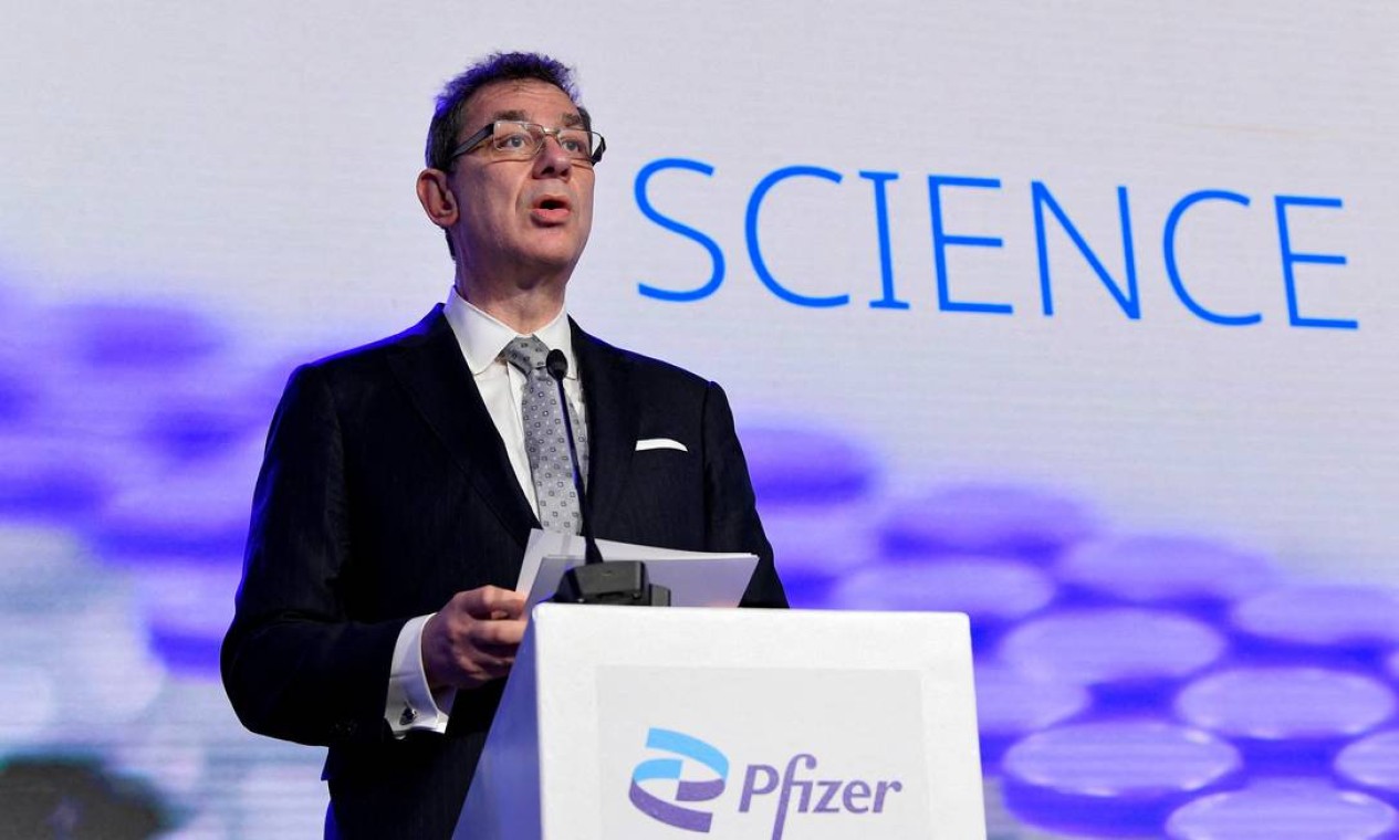 CEO da Pfizer diz que vacina anual contra Covid-19 seria melhor que reforços frequentes