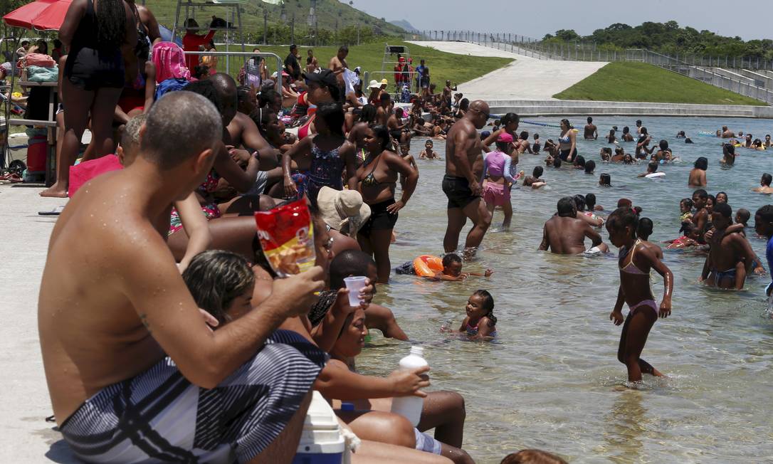 Banhistas se refrescam na piscina do Parque Radical de Deodoro Foto: FABIANO ROCHA / Agência O Globo