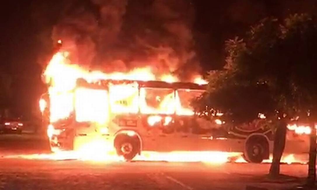 Ônibus incendiado em João Pessoa é um dos episódios de violência registrados na Paraíba nos últimos dias Foto: Reprodução/TV Cabo Branco