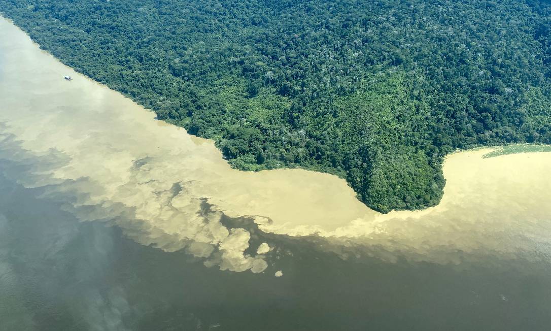 Sedimentos de mineração deixam a água turva perto da foz do Rio Tapajós, na região de Santarém (PA) Foto: Observatório do Clima/Divulgação