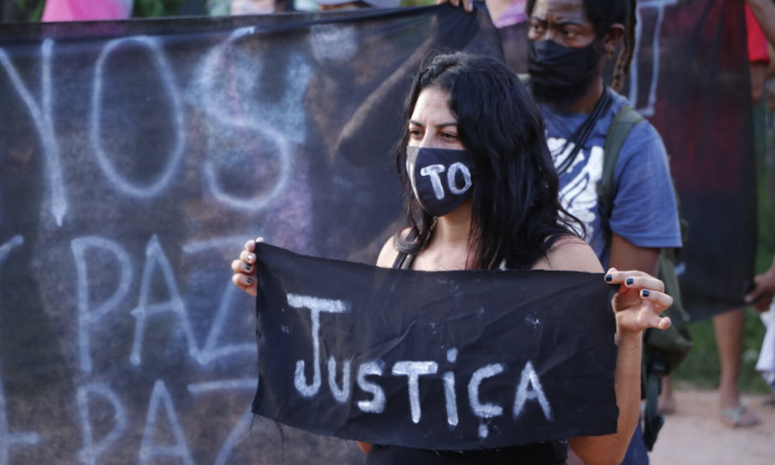 'Justiça': moradores foram às ruas após mortes em ação da PM Foto: Foto de leitor