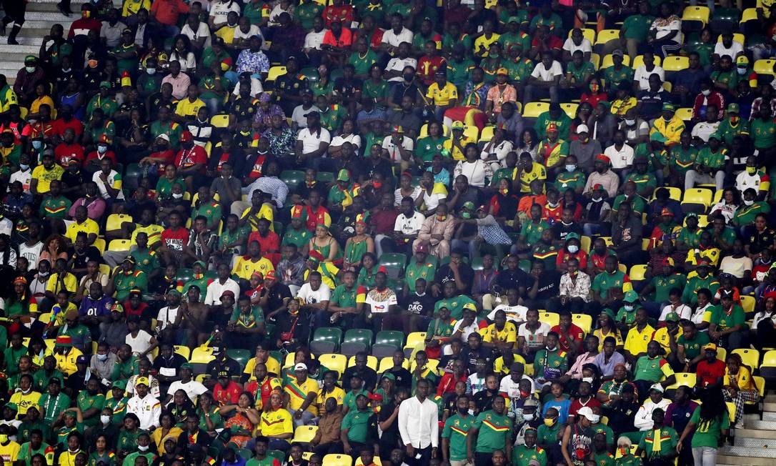 Torcida de Camarões no Estádio Olembe, em Iaundé, no jogo contra Comores Foto: MOHAMED ABD EL GHANY / REUTERS